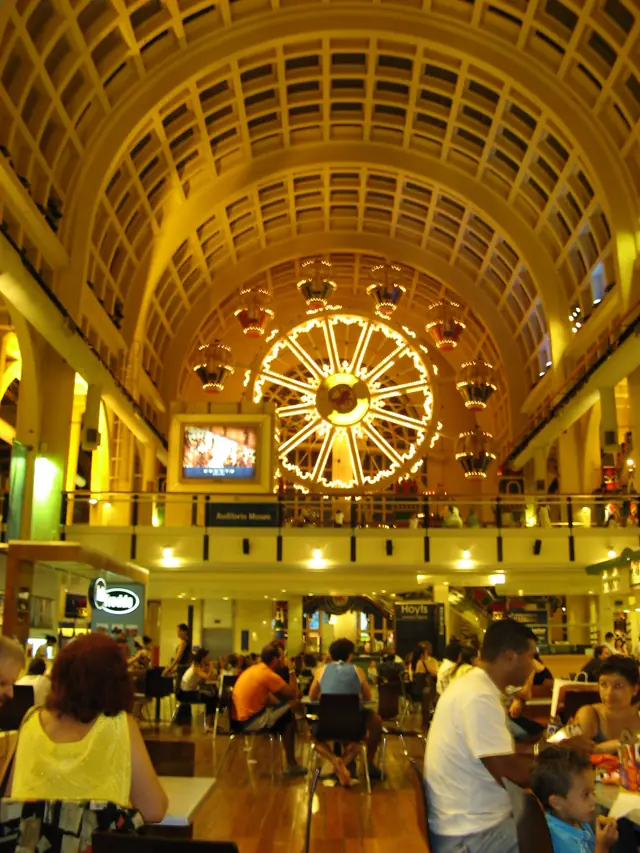 The arched hall of the Abasto shopping centre, full of people
